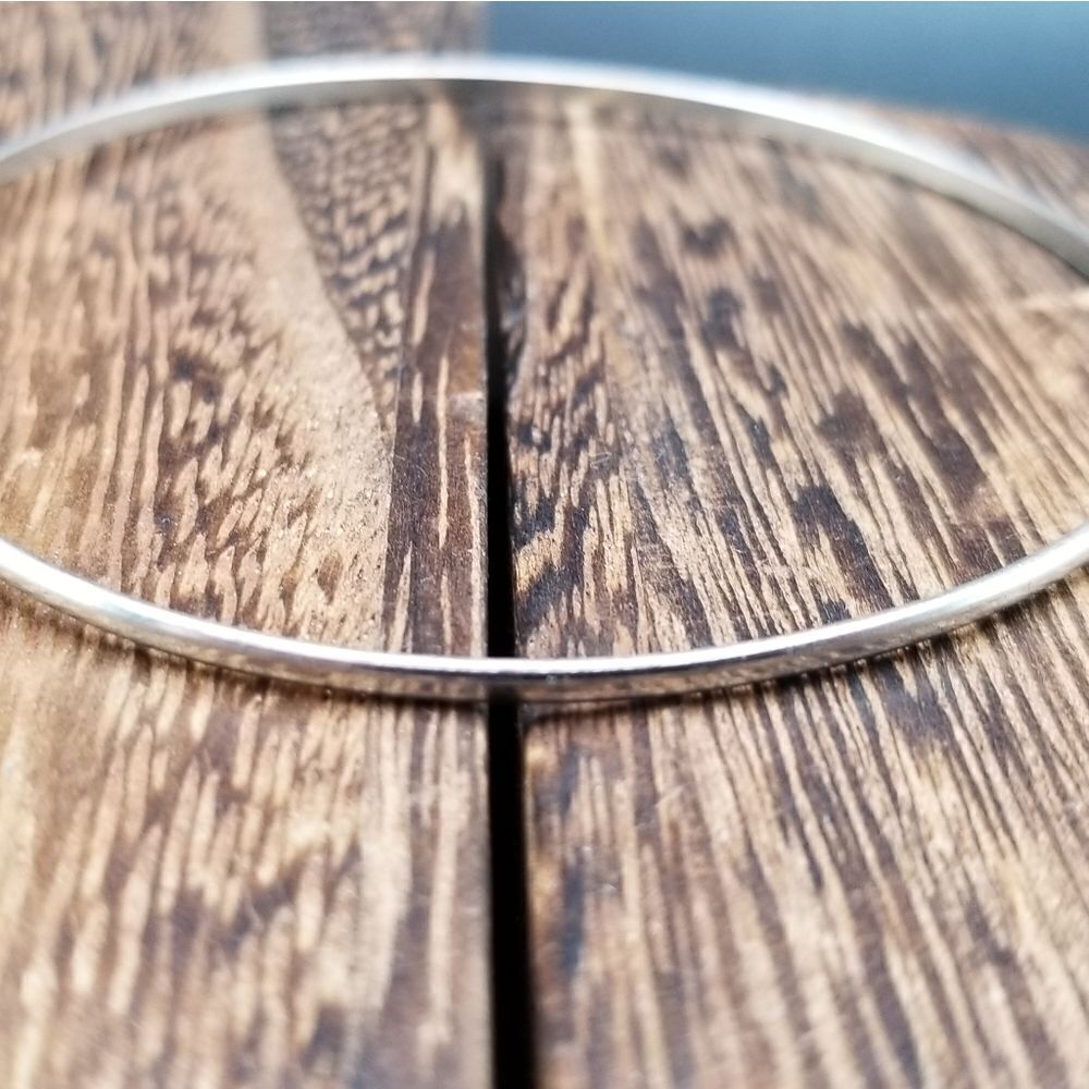 Silver tone rounded bangle bracelet slider B911
